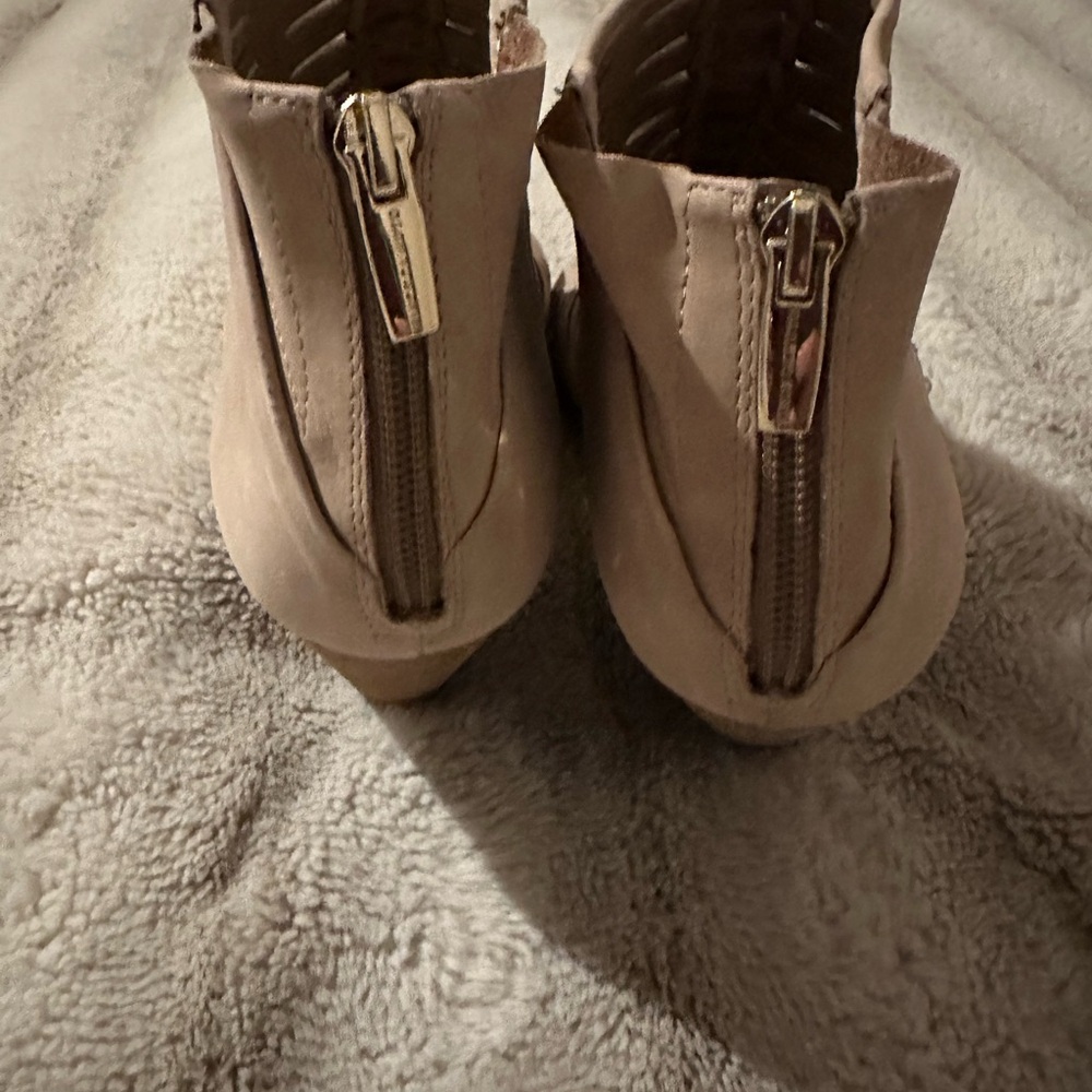 Vince Camuto Beige Woven Heels Booties size 10 - Picture 3 of 4